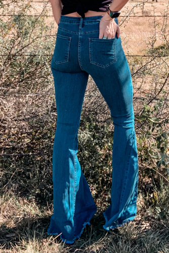 Синие джинсы-клеш с ассиметричной застежкой на пуговицах