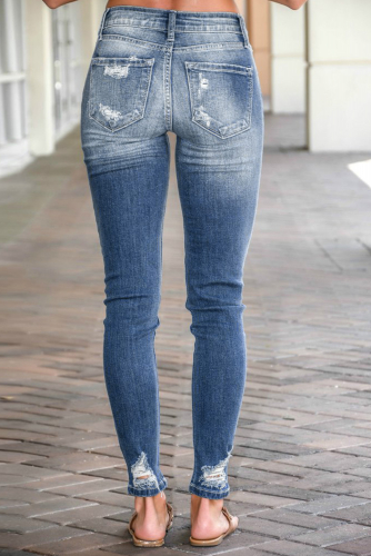 Голубые потертые облегающие джинсы с дырками