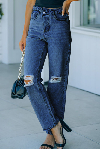 Синие джинсы с асимметричной талией и разрезами на коленях