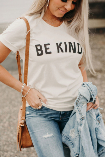 Белая футболка с надписью: Be Kind