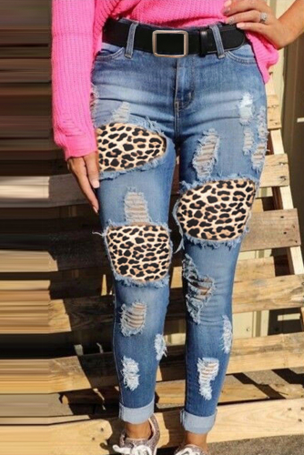 Голубые рваные джинсы с леопардовыми заплатками