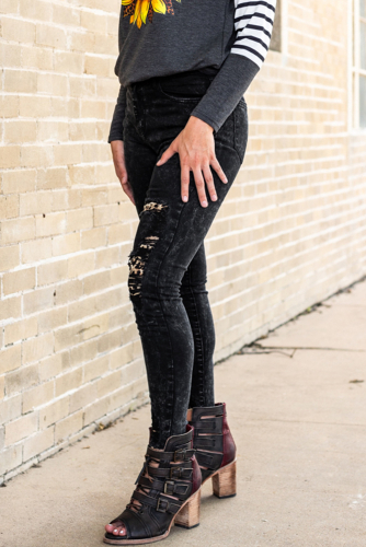 Черные джинсы-скинни с заплатками леопардового цвета