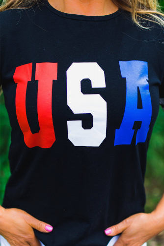 Черная футболка с узлом и разноцветной надписью: USA