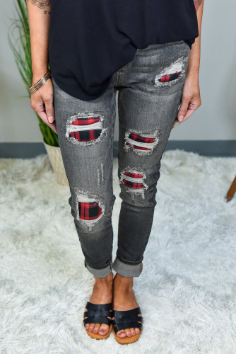 Серые джинсы с разрезами и заплатками с красным клетчатым принтом