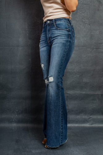 Темно-синие расклешенные джинсы с дырками и средней посадкой