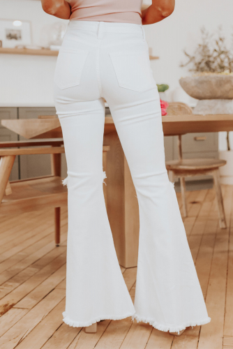 Белые джинсы-клеш с дырками на коленях