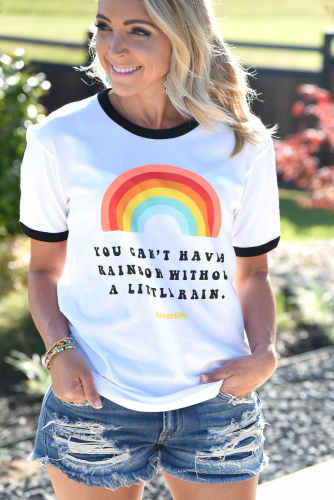 Беля футболка с принтом радуга и надписью: YOU CAN'T HAVE A RAINBOW WITHOUT A LITTLE RAIN
