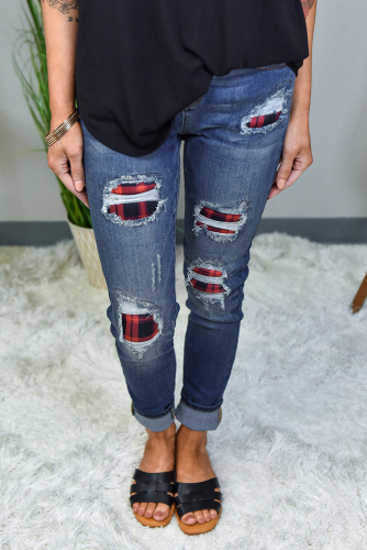Синие джинсы с разрезами и заплатками с красным клетчатым принтом