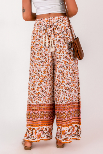 Белые широкие штаны с завязкой на талии и оранжевым цветочным принтом в стиле бохо