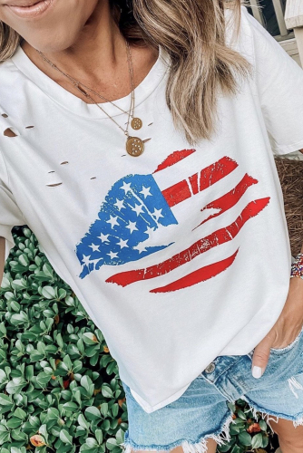Белая рваная футболка с принтом губы в цветах американского флага