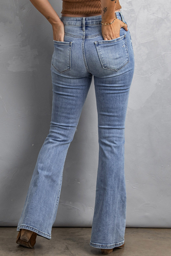 Голубые джинсы-клеш с разрезами на коленях