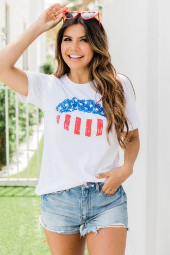 Белая футболка с принтом губы в цветах американского флага