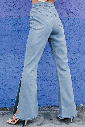 Голубые джинсы-клеш с разрезами на штанинах