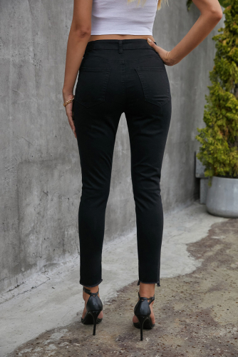 Черные укороченные облегающие джинсы с высокой талией и необработанными краями