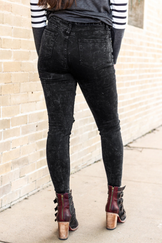 Черные джинсы-скинни с заплатками леопардового цвета