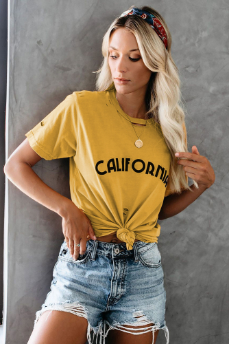 Желтая футболка с дырками и принтом губы с надписью: California