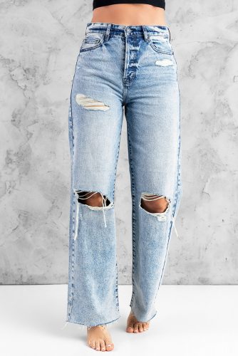 Голубые прямые джинсы с дырками на коленях