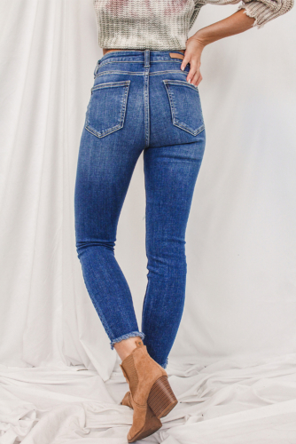 Синие облегающие джинсы с высокой талией и разрезами