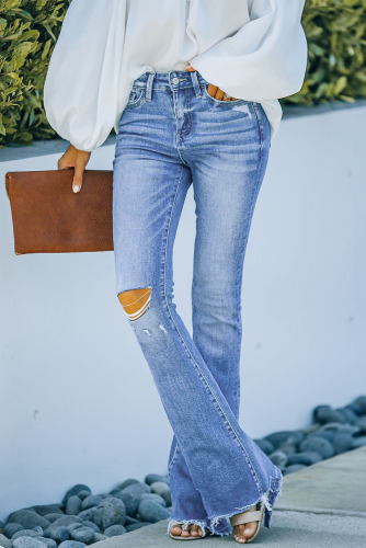 Голубые джинсы-клеш с высокой посадкой и дыркой на колене