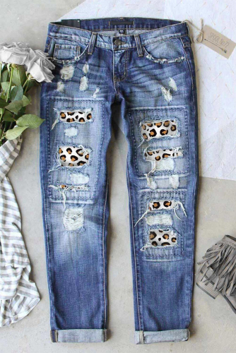 Голубые потертые джинсы с леопардовыми заплатками