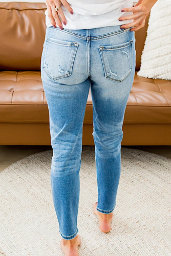 Голубые потертые джинсы со средней талией и дыркой на колене