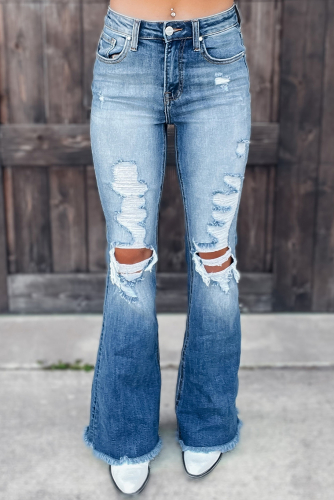 Голубые потертые джинсы-клеш с дырками на коленях и высокой талией