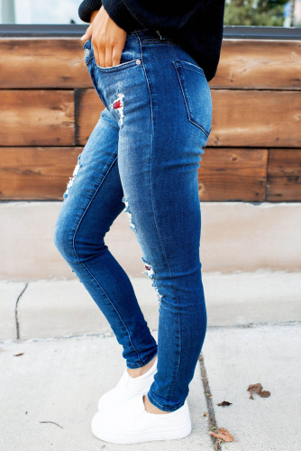 Синие потертые облегающие джинсы с дырками и красными клетчатыми заплатками
