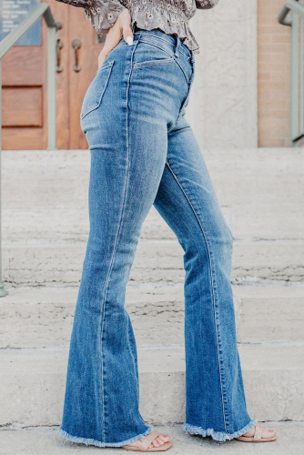 Голубые джинсы-клеш с высокой посадкой и необработанным краем