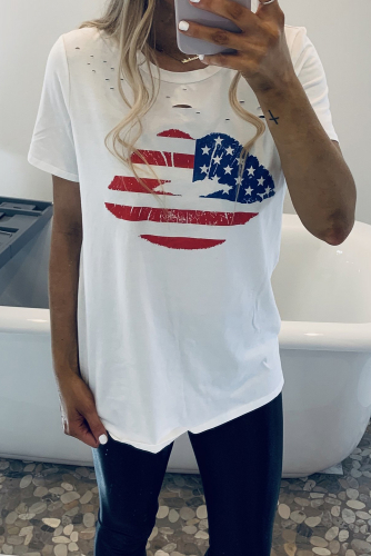 Белая рваная футболка с принтом губы в цветах американского флага