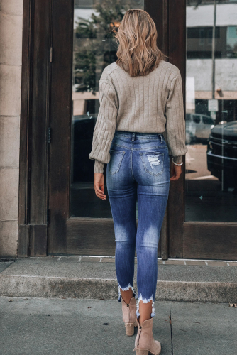 Синие рваные облегающие джинсы с разрезами на штанинах