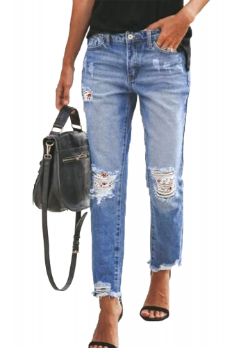 Голубые рваные джинсы с белыми заплатками с цветочным принтом в стиле пэчворк и потрепанными штанинами
