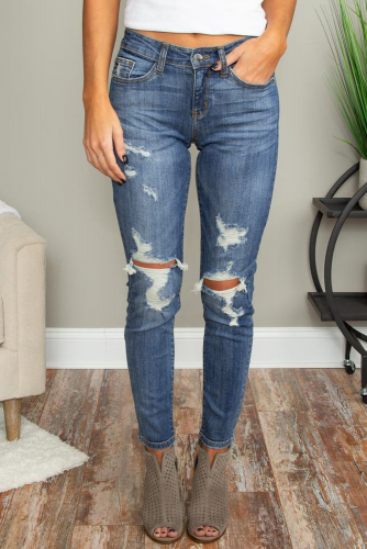 Синие винтажные облегающие джинсы с дырками на коленях