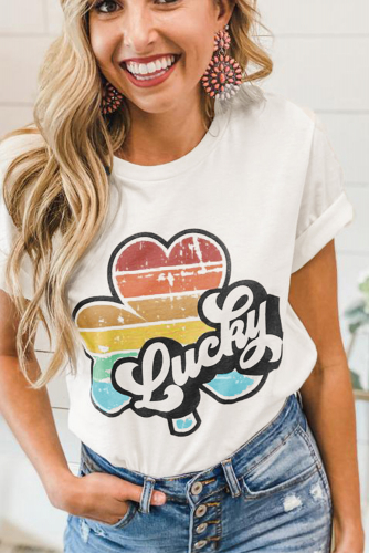 Белая футболка с разноцветным принтом клевер и надписью: Lucky