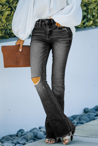 Черные джинсы-клеш с высокой посадкой и дыркой на колене