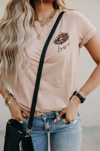 Бежевая футболка с леопардовым принтом губы и надписью: Love