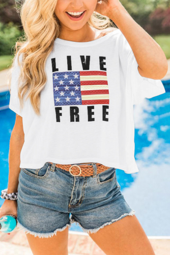 Белая свободная футболка с принтом американского флага и надписью: LIVE FREE