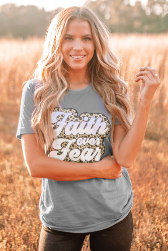 Серая футболка с надписью: Faith Over Fear