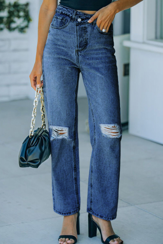 Синие джинсы с асимметричной талией и разрезами на коленях