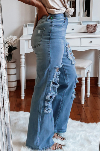 Голубые рваные расклешенные джинсы с высокой талией