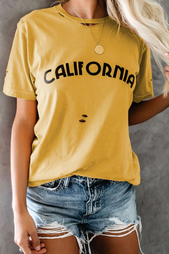 Желтая футболка с дырками и принтом губы с надписью: California