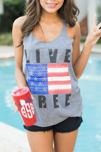 Серая майка с принтом американского флага и надписью: LIVE FREE