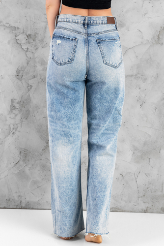 Голубые прямые джинсы с дырками на коленях