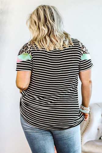 Черно-белая полосатая футболка с V-образной разноцветной красочной вставкой и леопардовым принтом на плечах