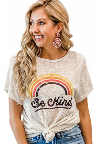 Серая футболка с принтом радуга и надписью: Be Kind