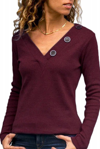 Бордовый пуловер с V-образным вырезом и декоративными пуговицами