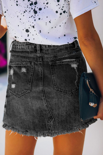 Черная джинсовая юбка с потертостями и необработанными краями