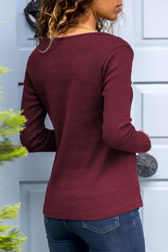 Бордовый пуловер с V-образным вырезом и декоративными пуговицами