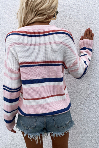 Розово-белый свитер в разноцветную полоску