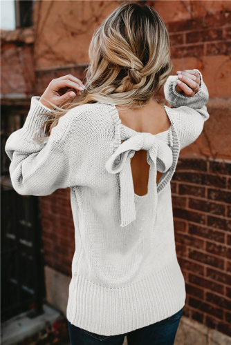 Белый вязаный свитер с вырезом на спине на завязке