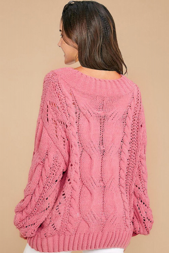 Розовый свитер с объемным узором из кос и ажурных полос